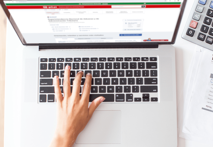 Persona utilizando una computadora portátil para acceder a la página web de la SUNAT