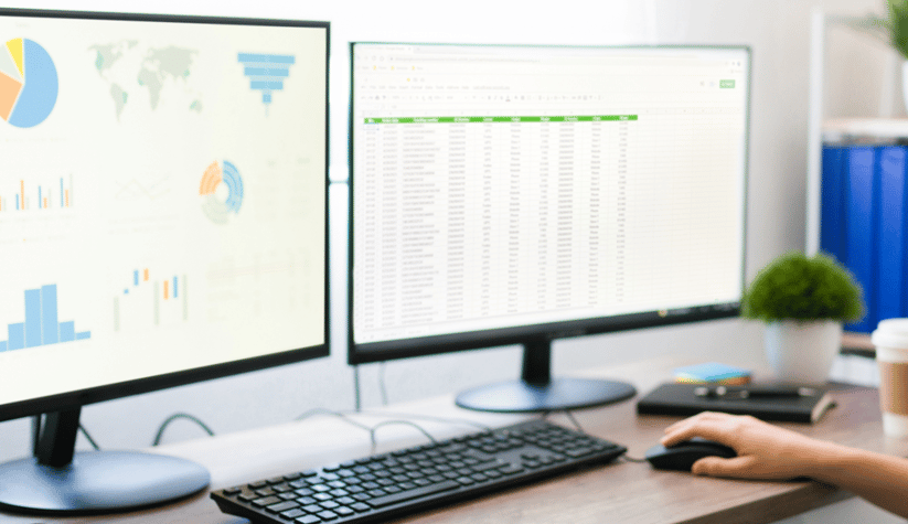 Dos pantallas con formatos de tablas de excel, mano moviendo el mouse en una oficina 