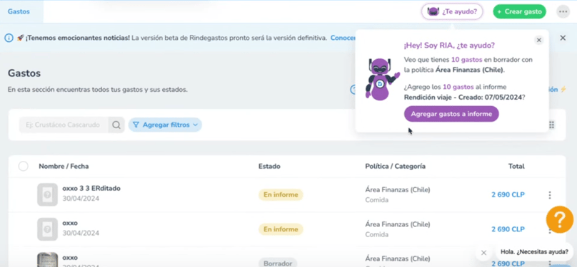 Pantalla de la interfaz de usuario de Rindegastos mostrando la sección 'Gastos', con una lista de transacciones y estados de cada una. Incluye un chatbot interactivo llamado RIA que ofrece asistencia y sugiere agregar gastos a un informe, y un mensaje destacado sobre la versión beta del sistema.