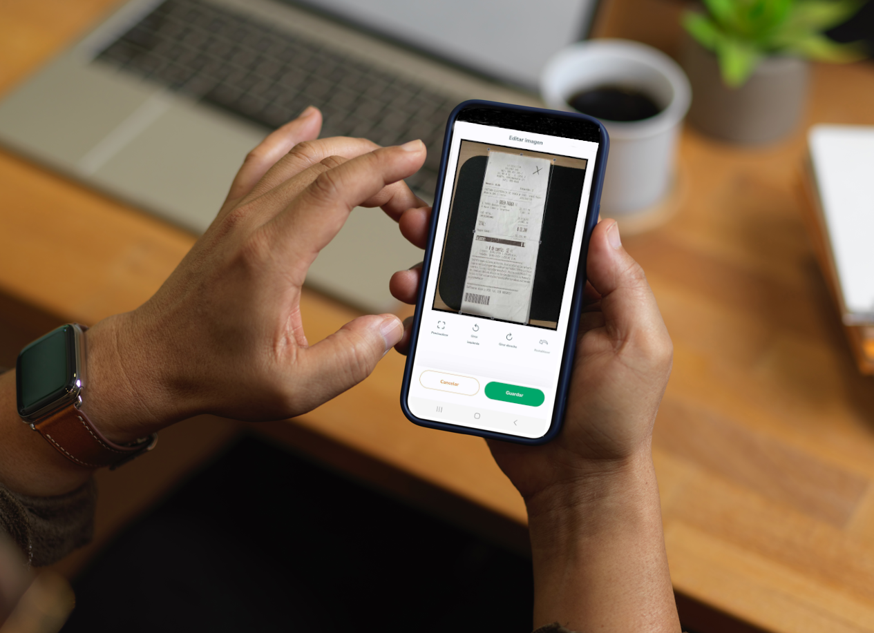 Captura de recibo utilizando la función de escaneo de Rindegastos en un teléfono móvil.