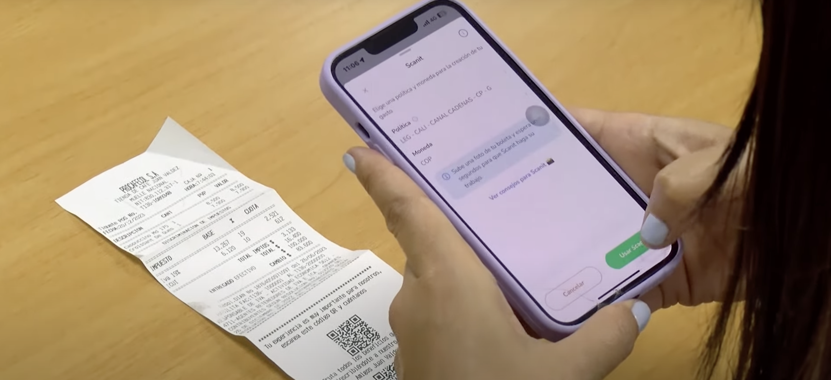 Persona usando su celular con la apliación de Rindegastos, escaneando una factura.