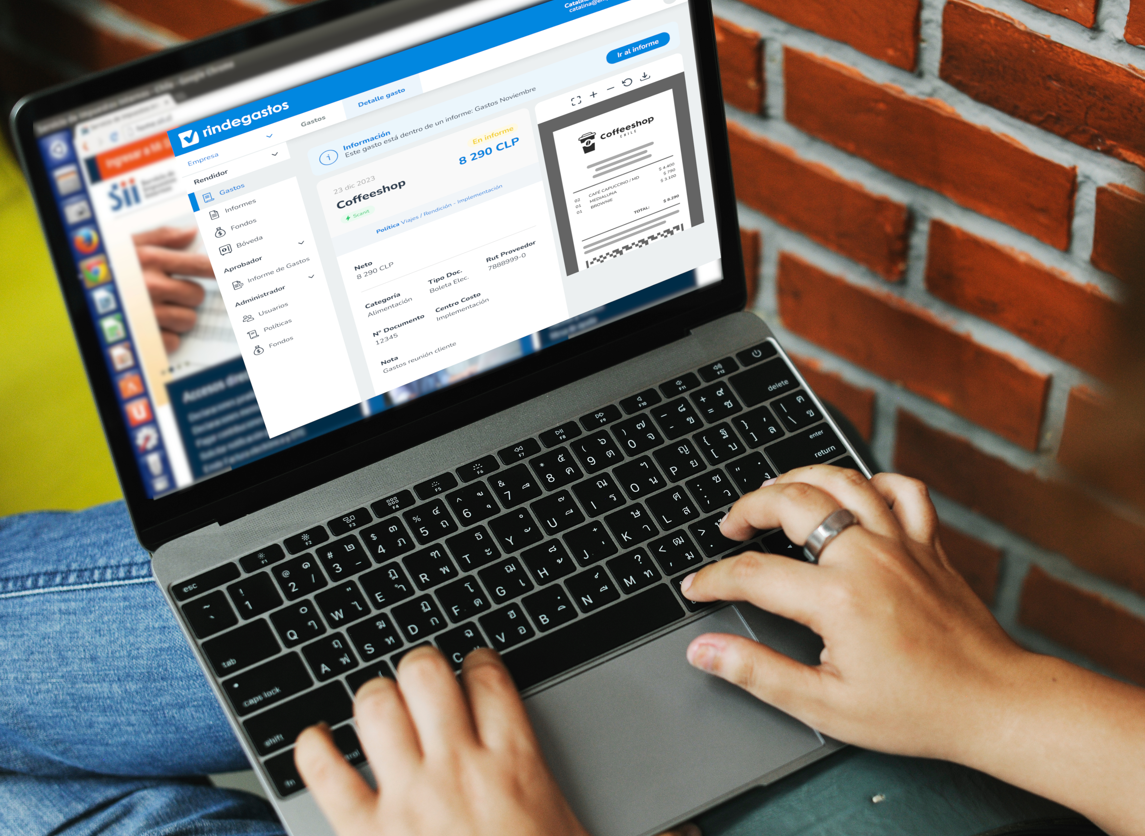 Persona utilizando un laptop con la interfaz de Rindegastos abierta, visualizando el detalle de un gasto en un comercio y el documento de respaldo adjunto