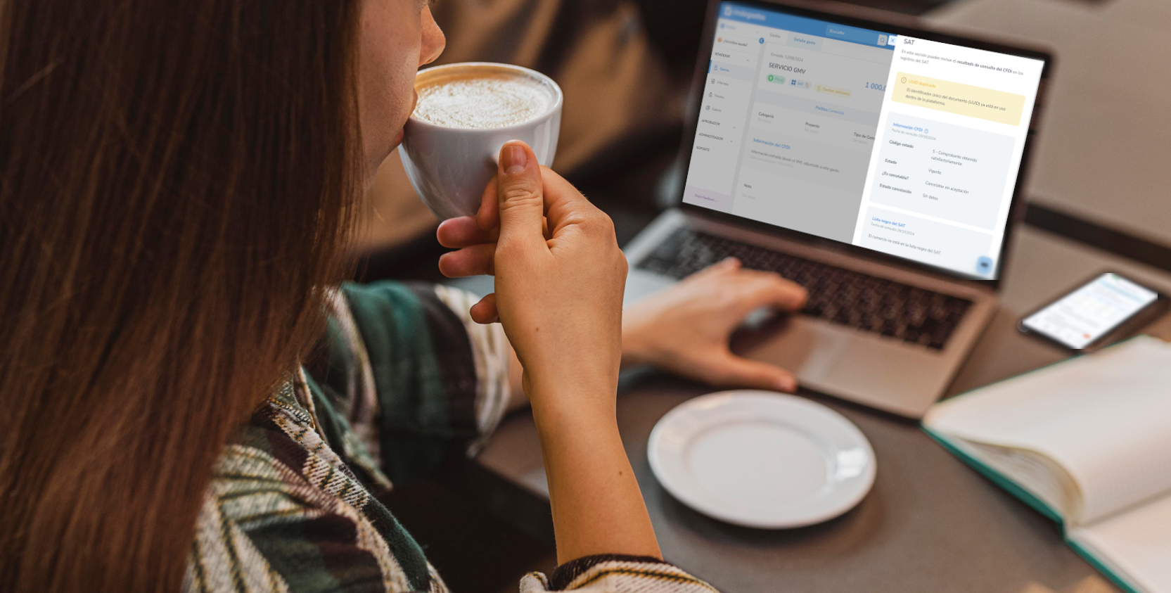 Profesional revisando informes financieros en laptop mientras toma café, optimizando la gestión de gastos empresariales