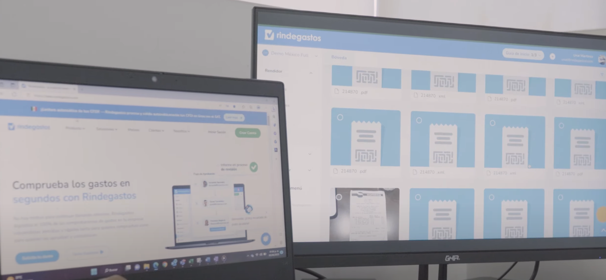 Pantallas de múltiples monitores mostrando archivos digitales y la interfaz de usuario de Rindegastos en una oficina, destacando funciones de gestión de documentos y seguimiento de gastos
