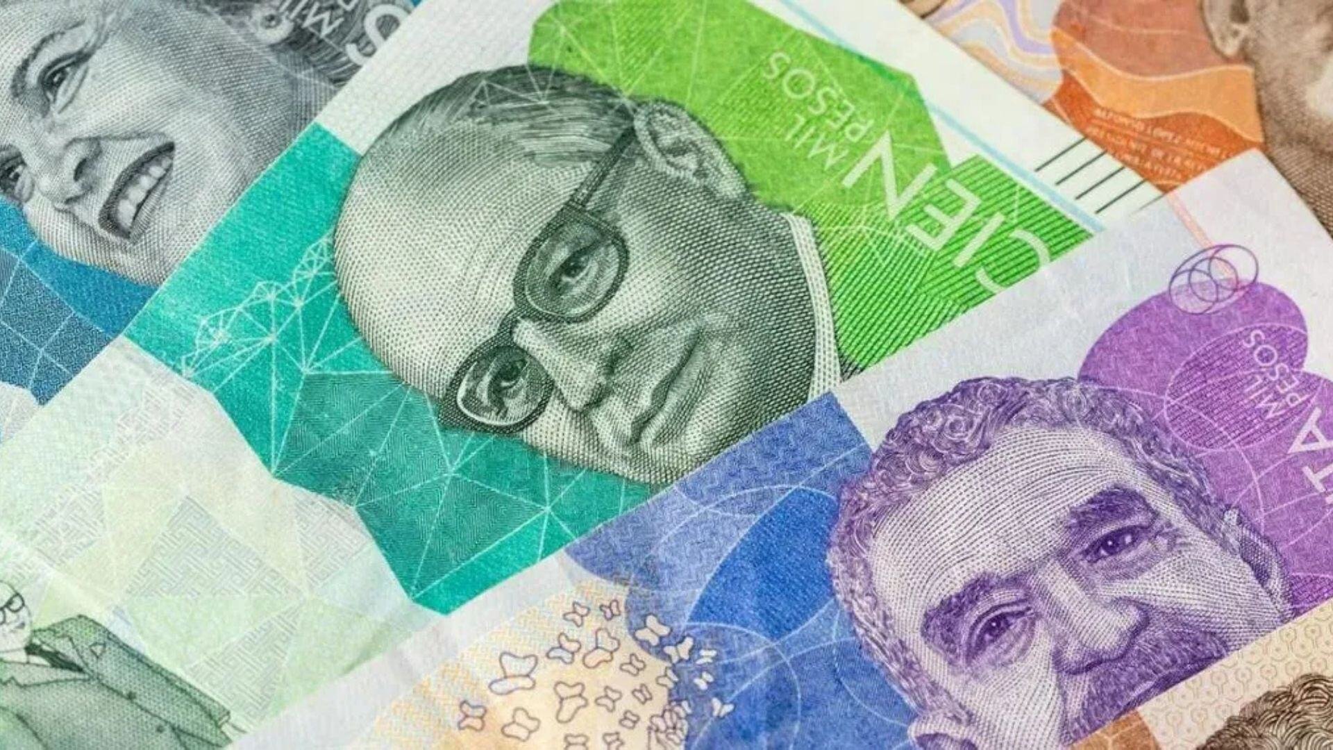 Primer plano de billetes colombianos con retratos, represetando dinero en caja menor