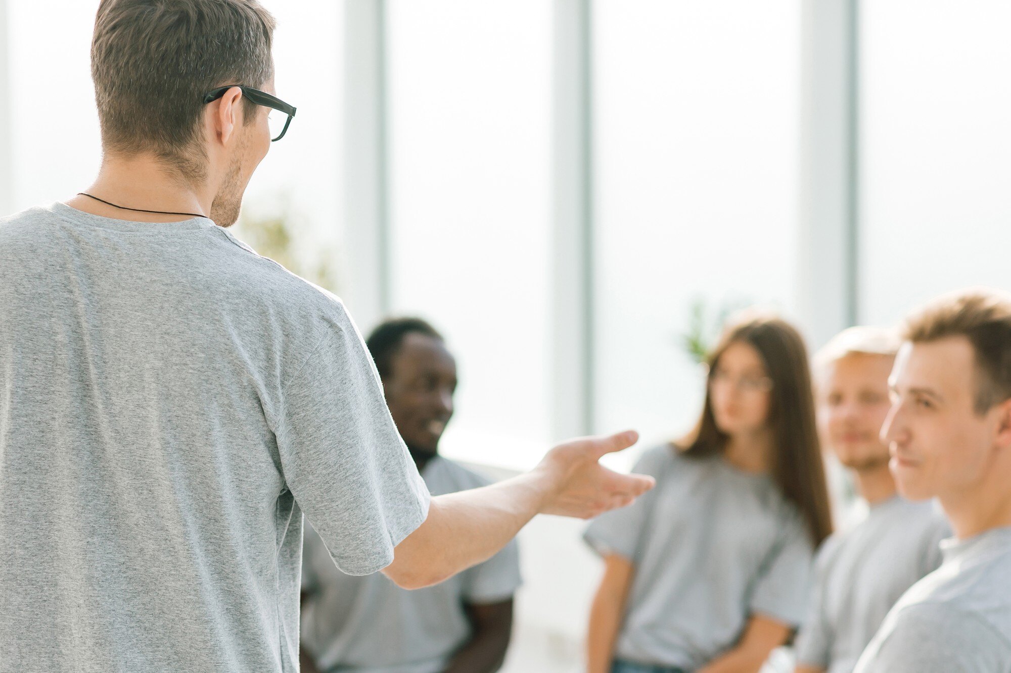 Líder empresarial impartiendo capacitación a equipo sobre control de gastos corporativos.