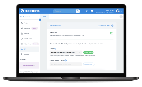 Pantalla de un laptop mostrando la interfaz de Rindegastos, en la sección de "API Rindegastos". Se observa la opción para activar la API y un token que se puede copiar, así como un campo para limitar el acceso a una dirección IP específica.