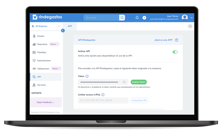 Pantalla de un laptop mostrando la interfaz de Rindegastos, en la sección de "API Rindegastos". Se observa la opción para activar la API y un token que se puede copiar, así como un campo para limitar el acceso a una dirección IP específica.