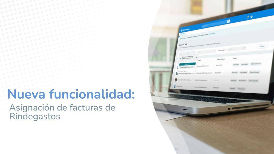 Pantalla de computadora portátil mostrando la interfaz de Rindegastos con la nueva funcionalidad de asignación de facturas. A la derecha, un texto que dice 'Nueva funcionalidad: Asignación de facturas de Rindegastos'. La interfaz muestra una lista de facturas con columnas como 'Estado', 'Último registro', y 'Asignado'.