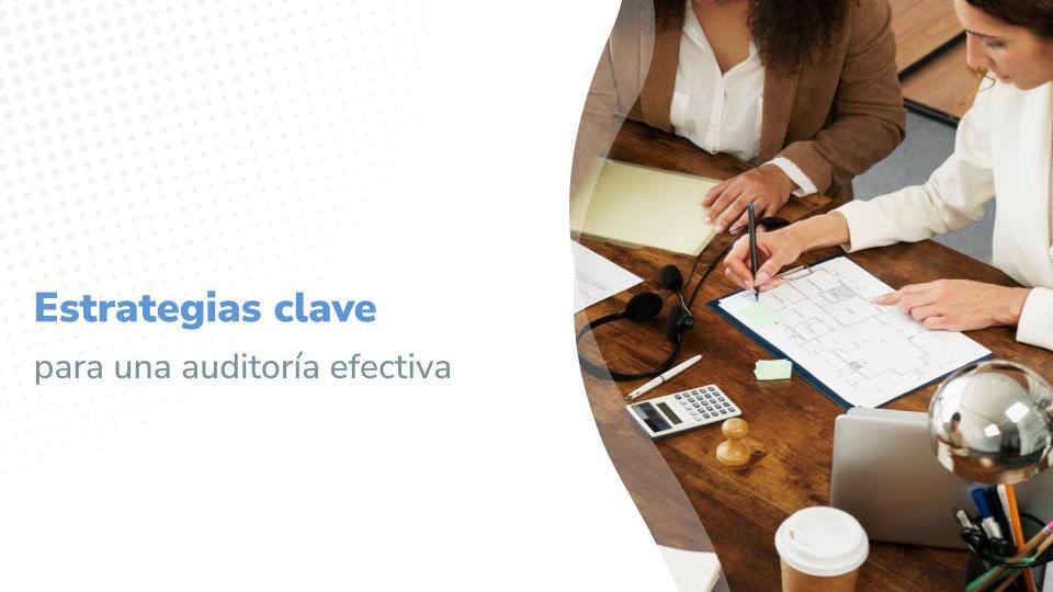 Dos mujeres de negocios revisando documentos y diagramas en un escritorio, con una calculadora, un micrófono y una taza de café cerca. Texto en la imagen: 'Estrategias clave para una auditoría efectiva