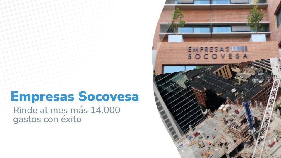 Imagen de "Empresas Socovesa" como un caso de éxito. A la izquierda, el texto dice "Empresas Socovesa: Rinde al mes más de 14,000 gastos con éxito" sobre un fondo blanco con un diseño de puntos azules. A la derecha, se muestra una fotografía del edificio de Empresas Socovesa y una imagen superpuesta de una obra en construcción, representando el ámbito de operación de la empresa.