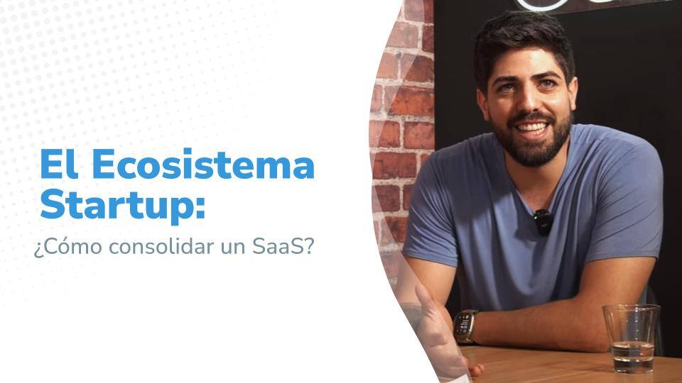 Carlos Villarroel, CPTO de Rindegastos, sonriendo mientras habla en una entrevista sobre cómo consolidar un SaaS. Título del Ecosistema Startup: "¿Cómo consolidar un SaaS?" se muestra en el lado izquierdo de la imagen.