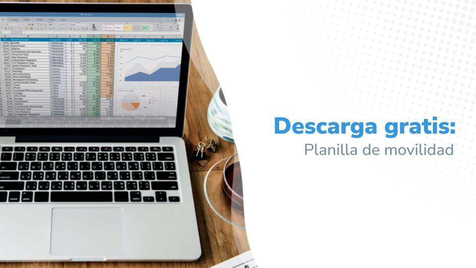 Una computadora portátil mostrando una hoja de cálculo de Excel con gráficos y datos financieros, junto al texto 'Descarga gratis: Planilla de movilidad' sobre un fondo blanco.