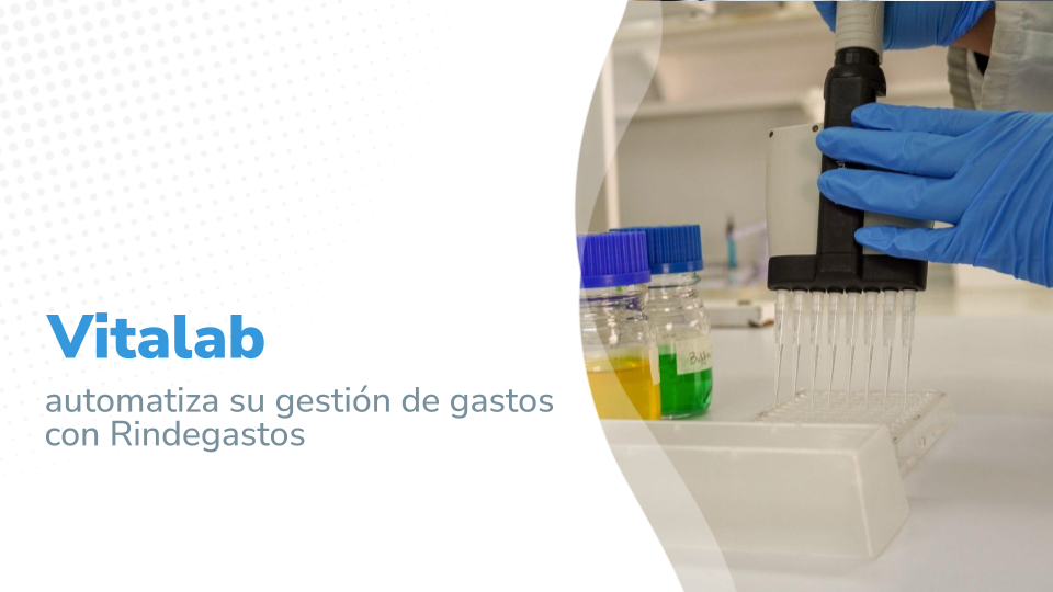  Imagen de un primer plano de una mano enguantada de azul que utiliza un dispositivo de pipeteo para distribuir líquidos en un equipo de laboratorio. A la izquierda, el texto en azul y gris dice: "Vitalab automatiza su gestión de gastos con Rindegastos"