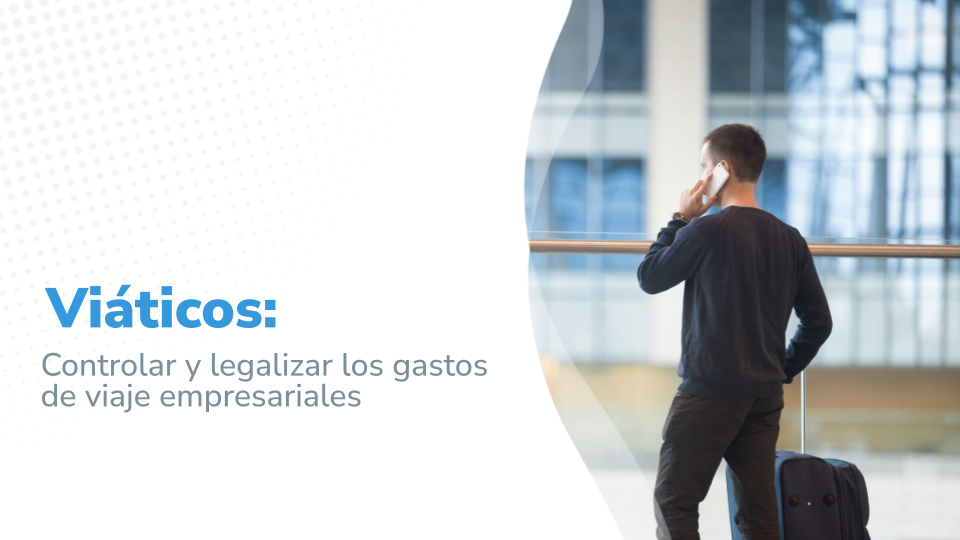 Imagen titulada:"Viáticos: Controlar y legalizar los gastos de viaje empresariales" en el lado derecho un hombre hablando por teléfono en el aeropuerto mientras espera su vuelo, representando la necesidad de controlar y legalizar los gastos de viaje empresariales.