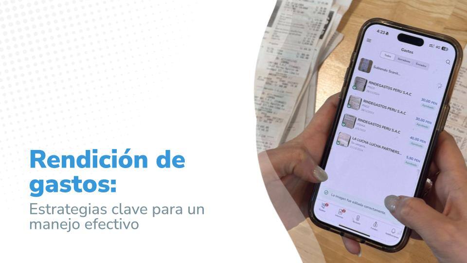 Imagen titulada "Rendición de gastos: Estrategias clave para un manejo efectivo. Manos sosteniendo un teléfono móvil con la aplicación Rindegastos abierta mostrando una lista de gastos, acompañada de recibos en el fondo