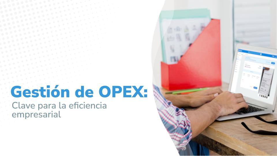 Imagen titulada:'Gestión de OPEX: Clave para la eficiencia empresarial' con un hombre usando una laptop en una oficina, trabajando en la interfaz de una plataforma digital de gestión de gastos.