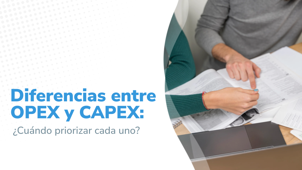 Dos personas discutiendo sobre documentos relacionados con OPEX y CAPEX, con un título en la pantalla que aborda las diferencias y cómo priorizar cada uno.