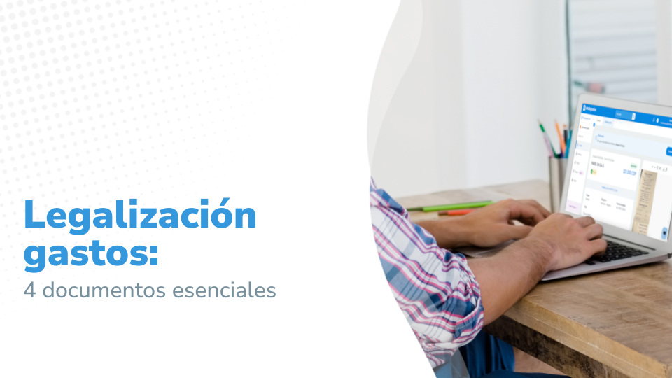 Imagen titulada : "Legalizar gastos: 4 Documentos esenciales". En un costado esta una persona usando una laptop en un escritorio con documentos de organización al fondo, revisando un gasto en Rindegastos. En la pantalla de la laptop se muestra una factura detallada de compra.