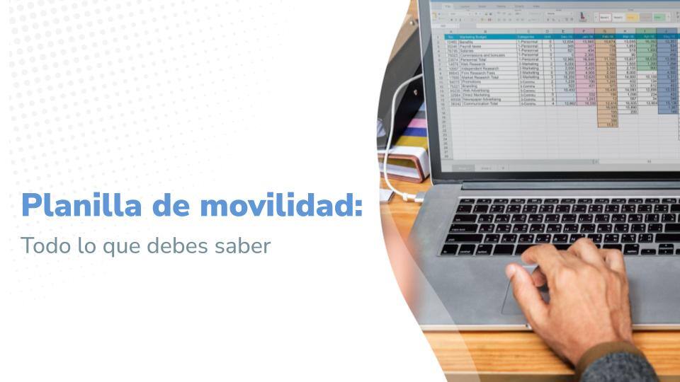 Una persona usando una computadora portátil con una hoja de cálculo de presupuesto de marketing abierta. En la mesa hay un teléfono móvil mostrando la hora 08:15, una taza de café y algunos libros.
