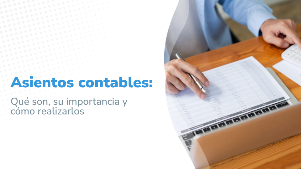 Imagen con el título "Asientos contables: Qué son, su importancia y cómo realizarlos" sobre un fondo blanco con un diseño de puntos azules. A la derecha, una persona con camisa azul señala una hoja con datos contables sobre un escritorio de madera, con una laptop y una calculadora.