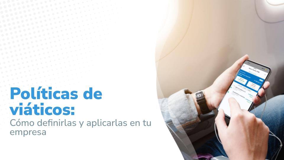 Imagen titulada: "Políticas de viáticos: Cómo definirlas y aplicarlas en tu empresa. Persona sentada en un asiento de avión, usando un teléfono móvil con una aplicación abierta que muestra una interfaz de Rindegastos.