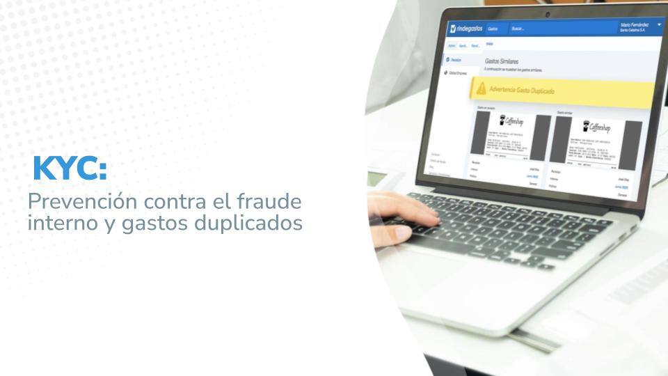 Persona utilizando la plataforma Rindegastos en su laptop, con una alerta de "Advertencia Gasto Duplicado" visible en pantalla. A la izquierda, el texto dice: “KYC: Prevención contra el fraude interno y gastos duplicados”, sobre fondo blanco.