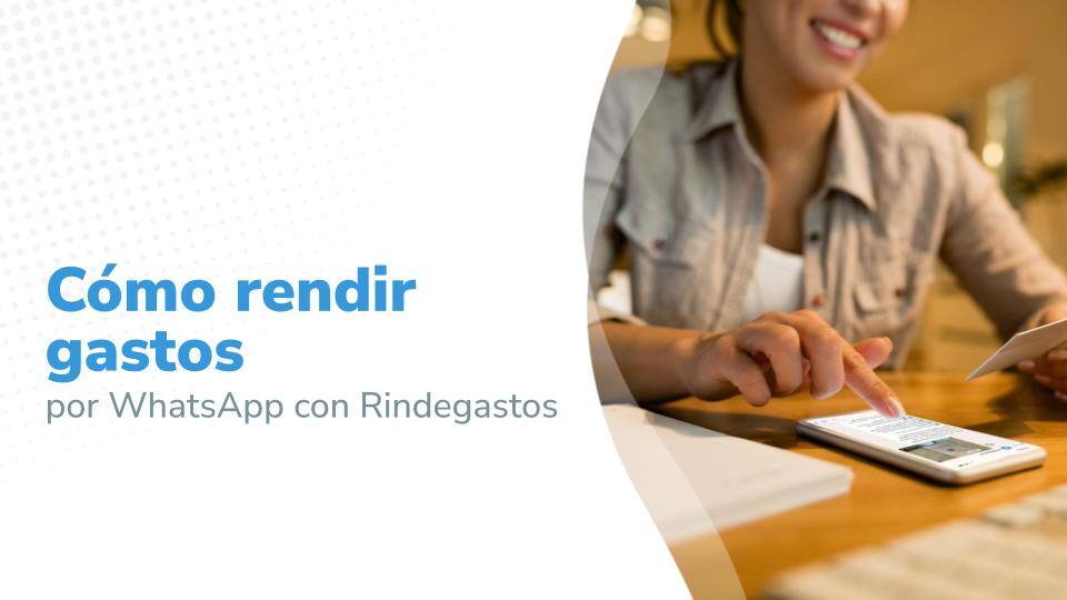 Imagen titulada: "Cómo rendir gastos por WhatsApp con Rindegastos'. A la derecha, una mujer sonríe mientras utiliza un teléfono móvil con una tarjeta en la mano, simbolizando una acción de rendición de gastos.