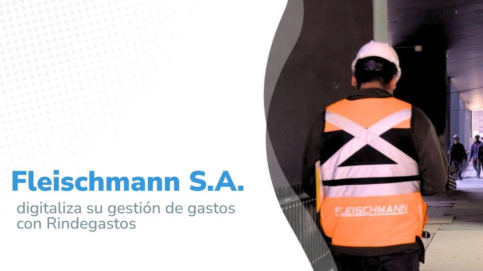 Imagen titulada : 'Fleischmann S.A. digitaliza su gestión de gastos con Rindegastos', con un trabajador de construcción caminando por un pasillo, usando un chaleco reflectante con el logo de Fleischmann.