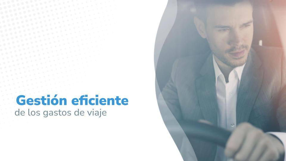 Imagen de un hombre conduciendo un automóvil, visto a través de un filtro suave que da un aspecto ligeramente difuminado, en el costado izquierdo dice : 'Gestión eficiente de los Gastos de viaje' en letras azules. El diseño de la imagen incluye curvas estilizadas en los bordes, combinando un fondo claro con un enfoque en la eficiencia de la gestión de gastos.