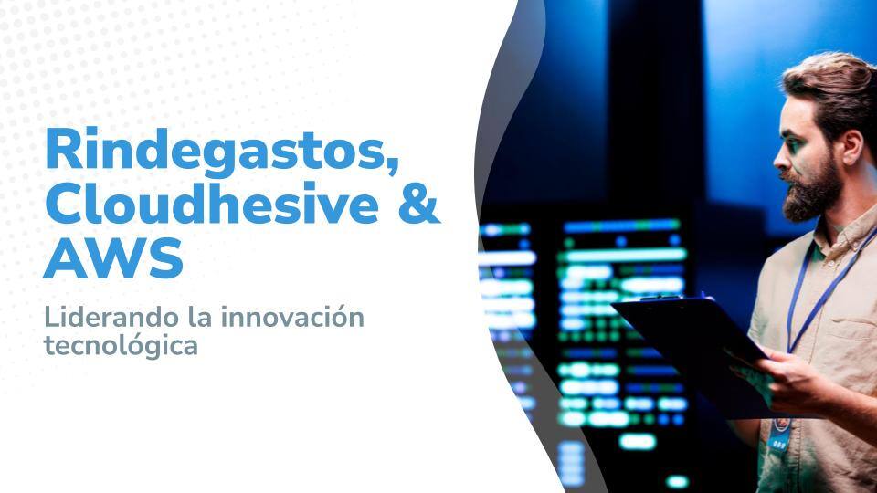 Imagen de un profesional de TI trabajando en un entorno de servidores con el texto 'Rindegastos, Cloudhesive & AWS - Liderando la innovación tecnológica'