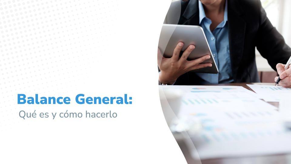  Imagen que dice "Balance General: Qué es y cómo hacerlo" en el lado izquierdo sobre un fondo blanco con un diseño de puntos azules. A la derecha, se muestra a una persona en traje formal utilizando una tableta mientras revisa documentos financieros que contienen gráficos y tablas. La escena sugiere un entorno de trabajo profesional y enfocado en la contabilidad o la gestión financiera.