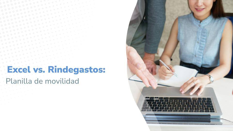 Imagen promocional titulada 'Excel vs. Rindegastos: Planilla de movilidad' que muestra a una mujer utilizando una laptop mientras un hombre le indica algo en un papel, en un ambiente de oficina. Esta imagen ilustra la colaboración y el uso de herramientas digitales para la gestión de gastos