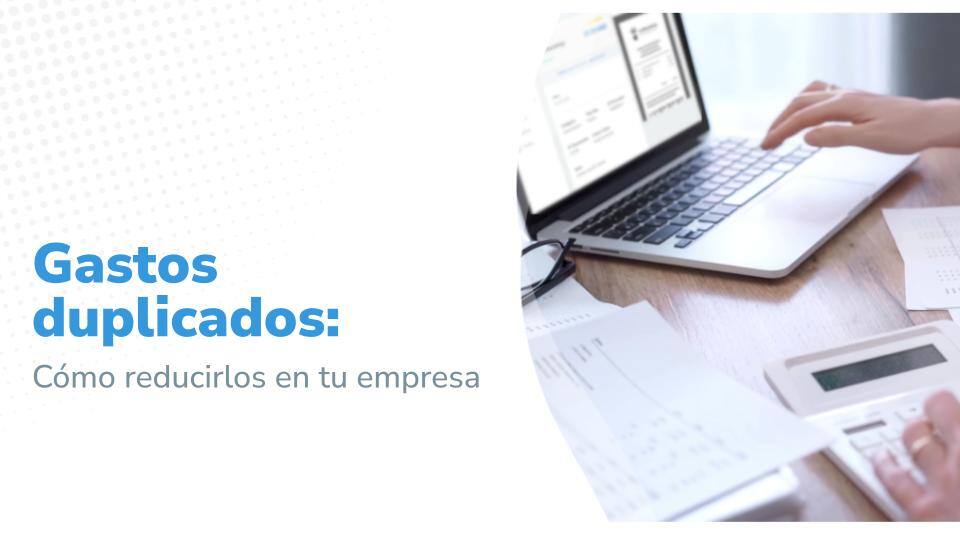 Imagen que muestra como título 'Gastos duplicados: Cómo reducirlos en tu empresa' con una imagen de fondo de una persona usando una laptop y calculadora mientras revisa documentos financieros.