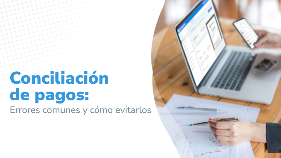 Texto en la imagen que dice 'Conciliación de pagos: Errores comunes y cómo evitarlos', junto a una imagen de una persona trabajando en un escritorio con una laptop, un teléfono móvil y varios documentos financieros. La configuración sugiere un enfoque en la precisión y la eficiencia en la gestión de pagos