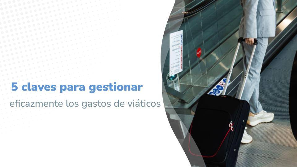 Imagen promocional titulada '5 claves para gestionar eficazmente los gastos de viáticos', mostrando a un hombre de negocios caminando por una escalera mecánica con un maletín, en un entorno de aeropuerto